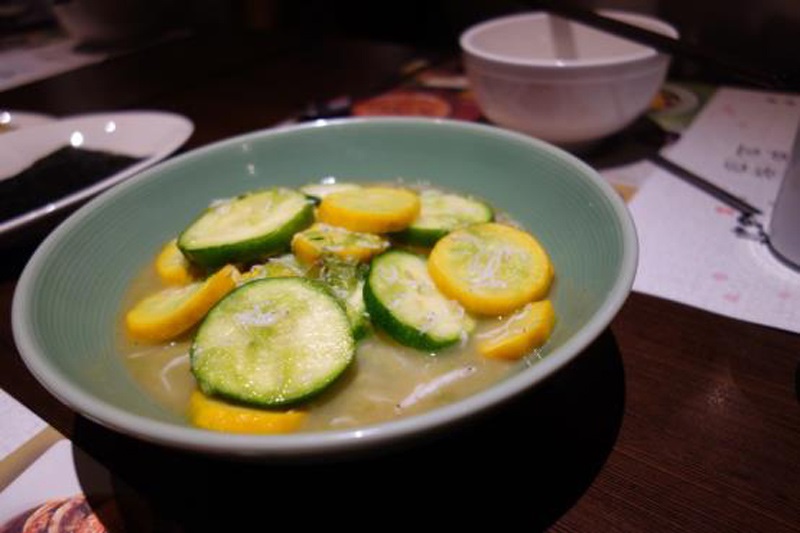 韓國經典小菜吃到飽 鮮嫩滑口人蔘砂鍋雞真是一絕啊！