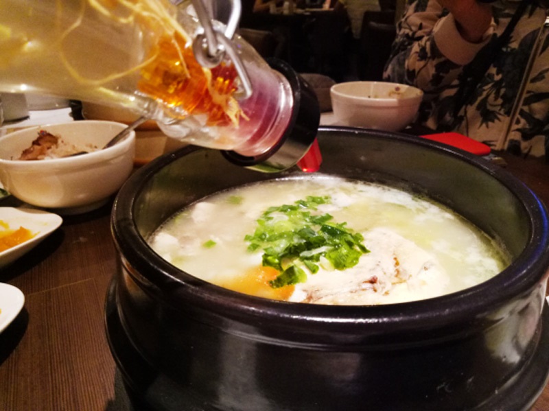 韓國經典小菜吃到飽 鮮嫩滑口人蔘砂鍋雞真是一絕啊！