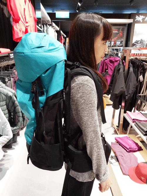 登山背包新革命! 完整服貼不亂移動~舒適貼心設計惹人愛!
